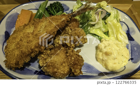 アジフライと唐揚げ アジフライと唐揚げ 122766335