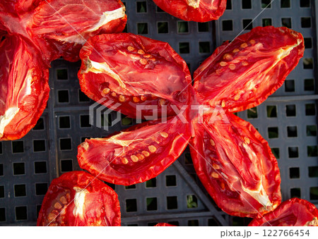 The process of drying tomatoes outdoors for seasoning, for cooking for cooking various dishes 122766454