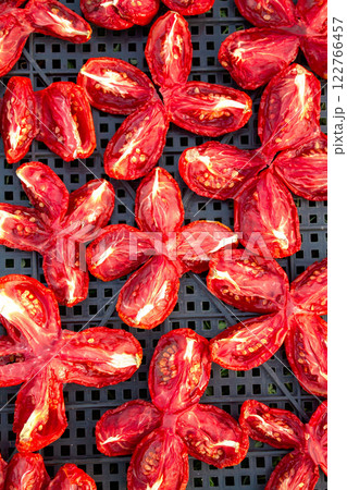 The process of drying tomatoes outdoors for seasoning, for cooking for cooking various dishes 122766457
