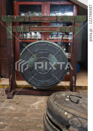 Ancient gong. Gangaramaya Temple, Colombo, Sri Lanka 122766987