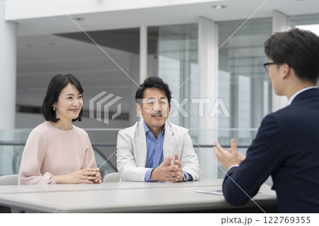 50代の夫婦と営業マン　 122769355