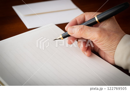 手紙　便箋　封筒　挨拶状　お礼状　便り　レター　手書き　遺言書作成 122769505