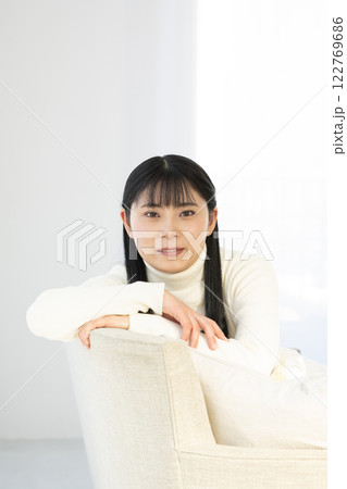 ソファーに肘をかけて座る女性 ソファーに肘をかけて座る女性 122769686