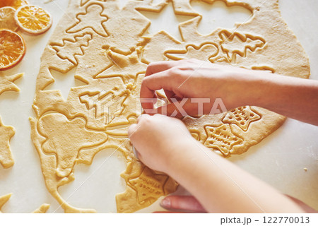 Delicious honey cookies with beautiful shapes for the holiday 122770013