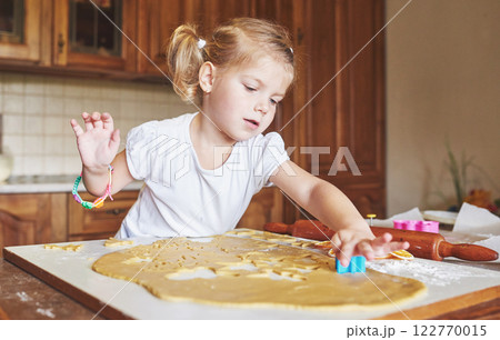 Happy daughter and mom in the kitchen bake cookies Happy daughter and mom in the kitchen bake cookies 122770015