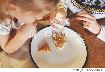 Christmas honey biscuits with orange 122770021