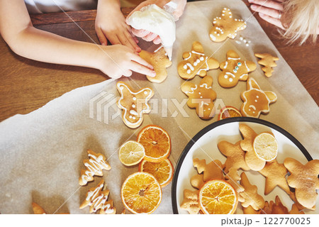 Christmas honey biscuits with orange 122770025