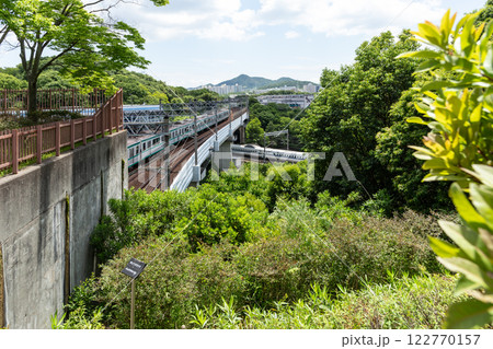 兵庫研神戸市総合運動公園　クロスする地下鉄と新幹線 122770157