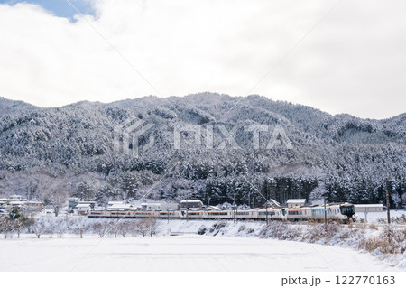【高山本線】急勾配のカーブを下る特急ひだ 122770163