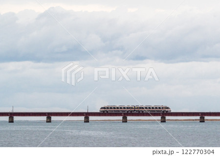 【宮舞線】早朝の由良川橋梁を渡る回送列車 122770304