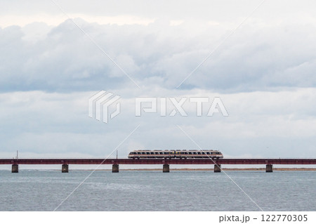 【宮舞線】早朝の由良川橋梁を渡る回送列車 122770305