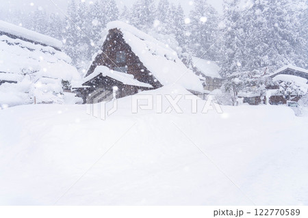 【豪雪素材】記録的豪雪の白川郷の雪景色【岐阜県】 122770589