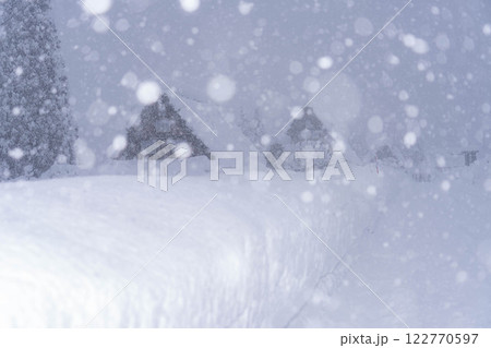 【豪雪素材】記録的豪雪の白川郷の雪景色【岐阜県】 122770597