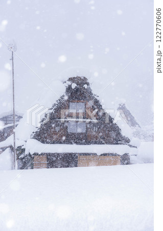 【豪雪素材】記録的豪雪の白川郷の雪景色【岐阜県】 122770606