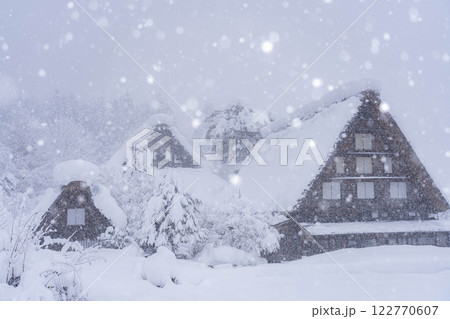 【豪雪素材】記録的豪雪の白川郷の雪景色【岐阜県】 122770607