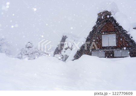 【豪雪素材】記録的豪雪の白川郷の雪景色【岐阜県】 122770609