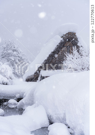 【豪雪素材】記録的豪雪の白川郷の雪景色【岐阜県】 122770613