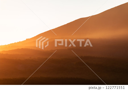 日没の陽光に照らされた利尻山麓の風景 日没の陽光に照らされた利尻山麓の風景 122771551