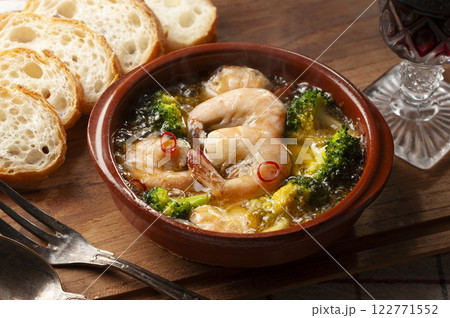 エビとブロッコリーのアヒージョ エビとブロッコリーのアヒージョ 122771552