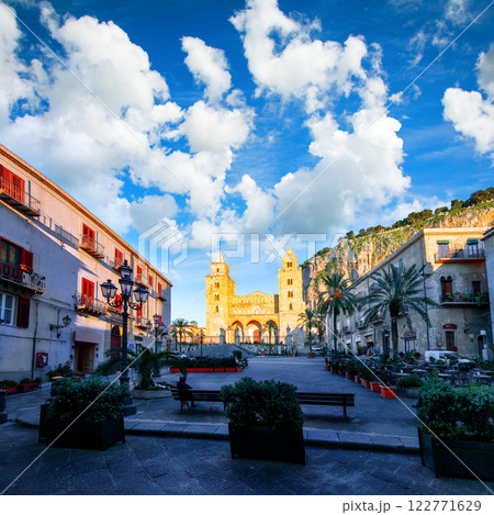 Gorgeous evening view on Cathedral-Basilica of Cefalu or Duomo di Cefalu and square Piazza del Duomo. 122771629