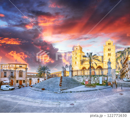Gorgeous evening view on Cathedral-Basilica of Cefalu or Duomo di Cefalu and square Piazza del Duomo. 122771630