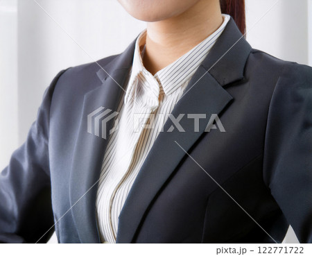 胸を張った女性　クローズアップ 122771722