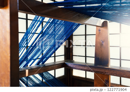 日本家屋の室内、反物を織る機織り器 122771904