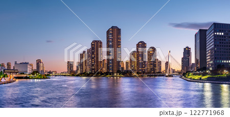 東京・永代橋から望むマンション群と隅田川の夕暮れ 東京・永代橋から望むマンション群と隅田川の夕暮れ 122771968