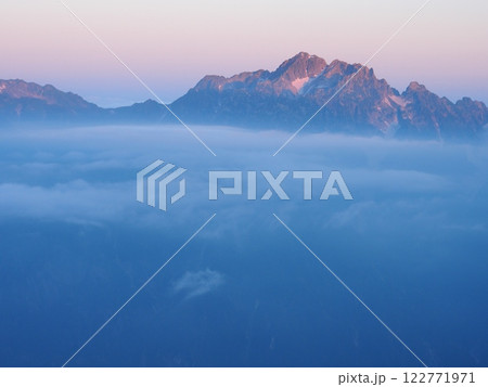 鹿島槍ヶ岳から望む朝焼けの剱岳 鹿島槍ヶ岳から望む朝焼けの剱岳 122771971