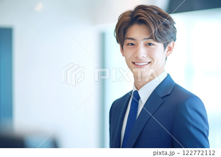 笑顔のビジネスマン「AI生成画像」 122772112