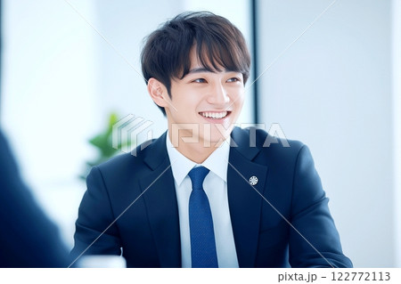 笑顔のビジネスマン「AI生成画像」 122772113