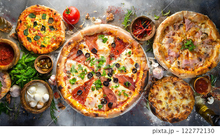 色々な種類の焼きたてピザ 122772130