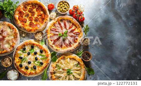 色々な種類の焼きたてピザ 122772131