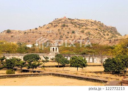 タージマハル似の廟・ビービー・カ・マクバラーから見た風景 インド アウランガーバード タージマハル似の廟・ビービー・カ・マクバラーから見た風景 インド アウランガーバード 122772213