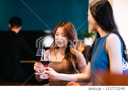 ワインバーでグラスを傾ける若い女子 ワインバーでグラスを傾ける若い女子 122772249