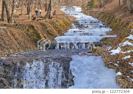 牛伏川のフランス式階段工　凍てつく冬 122772304