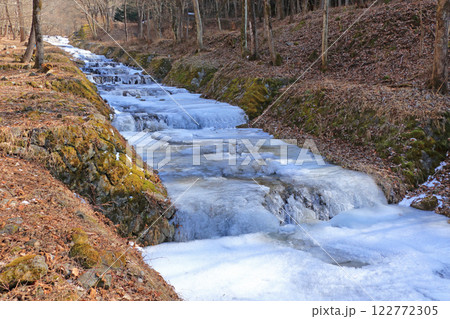 牛伏川のフランス式階段工　凍てつく冬 122772305