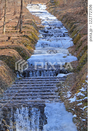 牛伏川のフランス式階段工　凍てつく冬 122772306