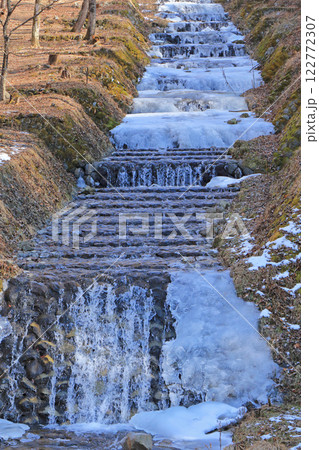 牛伏川のフランス式階段工　凍てつく冬 122772307