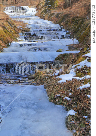 牛伏川のフランス式階段工　凍てつく冬 122772312