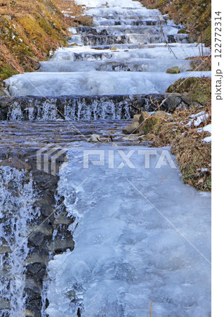 牛伏川のフランス式階段工　凍てつく冬 122772314