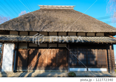茅葺屋根の木影 122772340