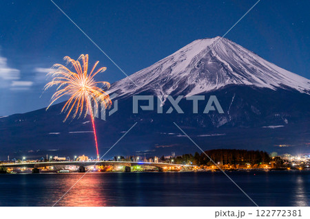《山梨県》富士山と打上花火・河口湖冬花火 122772381