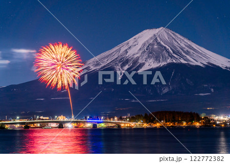 《山梨県》富士山と打上花火・河口湖冬花火 122772382