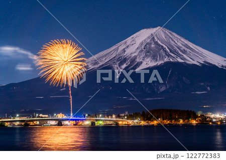 《山梨県》富士山と打上花火・河口湖冬花火 122772383