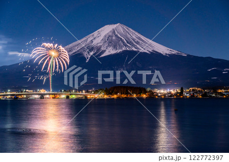 《山梨県》富士山と打上花火・河口湖冬花火 《山梨県》富士山と打上花火・河口湖冬花火 122772397
