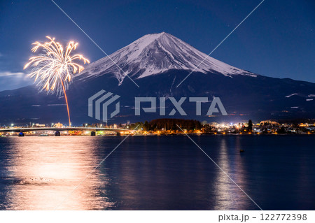 《山梨県》富士山と打上花火・河口湖冬花火 122772398