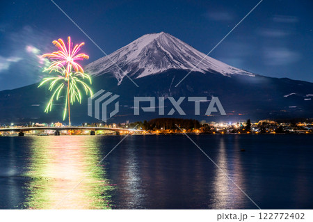 《山梨県》富士山と打上花火・河口湖冬花火 《山梨県》富士山と打上花火・河口湖冬花火 122772402