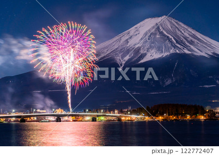 《山梨県》富士山と打上花火・河口湖冬花火 《山梨県》富士山と打上花火・河口湖冬花火 122772407