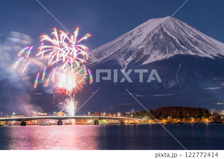 《山梨県》富士山と打上花火・河口湖冬花火 122772414
